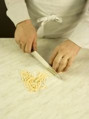 Приготовление блюда по рецепту - Хамраши (Суп-лапша с фрикадельками и фасолью). Шаг 5