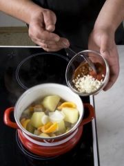 Приготовление блюда по рецепту - Картофель, тушеный по-грузински. Шаг 3