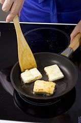 Приготовление блюда по рецепту - Саганаки (закуска из сыра по-гречески). Шаг 3