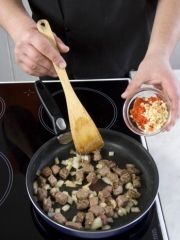 Приготовление блюда по рецепту - Мясной суп-гуляш. Шаг 2