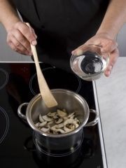 Приготовление блюда по рецепту - Грибной суп с манной крупой. Шаг 2