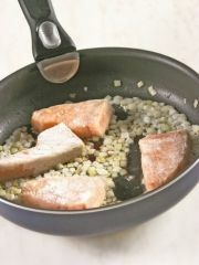 Приготовление блюда по рецепту - Поджарка рыбная. Шаг 3