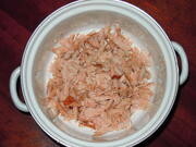 Приготовление блюда по рецепту - Салат из варёного картофеля, копчёной красной рыбы и жареного лука. Шаг 1