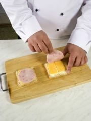 Приготовление блюда по рецепту - Крок-месье и крок-мадам (французские сэндвичи). Шаг 2