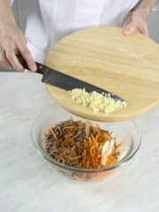 Приготовление блюда по рецепту - Салат из отварных субпродуктов с овощами. Шаг 5