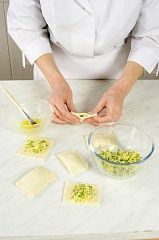 Приготовление блюда по рецепту - Хлеб-роза с сыром и укропом. Шаг 2