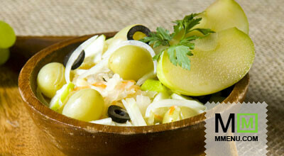 Салат из квашеной капусты с маслинами: рецепт и польза