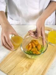 Приготовление блюда по рецепту - Абрикосовый напиток с киви. Шаг 3