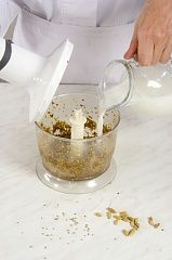 Приготовление блюда по рецепту - Анисовое молоко с фисташками и кишмишем. Шаг 2