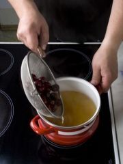 Приготовление блюда по рецепту - Компот из кураги и черешни. Шаг 3