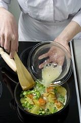 Приготовление блюда по рецепту - Тортилья с весенними овощами. Шаг 3