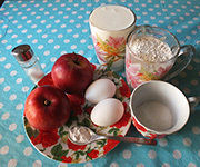 Приготовление блюда по рецепту - Кефирные оладьи с яблоками от Катерины. Шаг 1