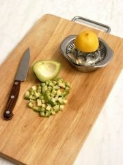 Приготовление блюда по рецепту - Салат из авокадо и брынзой. Шаг 1