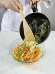 Приготовление блюда по рецепту - Салат из редьки с луком и морковью. Шаг 6