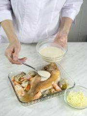 Приготовление блюда по рецепту - Тилапия, запеченная с крабами и устрицами. Шаг 7