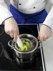 Приготовление блюда по рецепту - Суп-пюре из кабачков с лисичками. Шаг 4