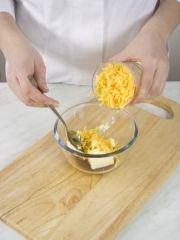 Приготовление блюда по рецепту - Сырные пуфы. Шаг 1