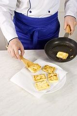 Приготовление блюда по рецепту - Саганаки (закуска из сыра по-гречески). Шаг 4