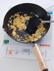 Приготовление блюда по рецепту - жареный рис с яйцом и беконом. Шаг 3