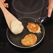 Приготовление блюда по рецепту - Оладьи с яблоками. Шаг 3