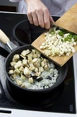 Приготовление блюда по рецепту - Плов с баклажанами, фасолью и грибами. Шаг 2