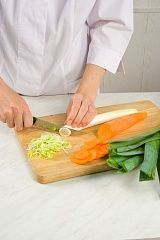 Приготовление блюда по рецепту - Суп с луком-пореем. Шаг 2