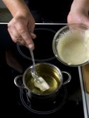 Приготовление блюда по рецепту - Жареное рыбное филе в чесночном соусе. Шаг 4