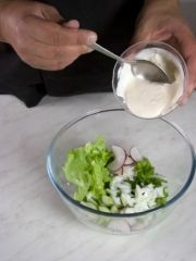 Приготовление блюда по рецепту - Салат "Весна" с яйцом. Шаг 1