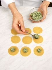 Приготовление блюда по рецепту - Равиоли со шпинатом (2). Шаг 3