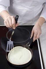 Приготовление блюда по рецепту - Блинчики с ягодами. Шаг 2