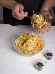 Приготовление блюда по рецепту - Салат из капусты с луком и яблоками. Шаг 2