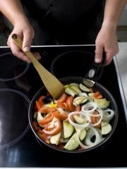 Приготовление блюда по рецепту - Салат из баклажанов с помидорами и перцем. Шаг 1