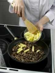Приготовление блюда по рецепту - Керсус (баранина жареная с картофелем). Шаг 3