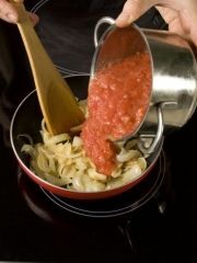 Приготовление блюда по рецепту - Цицибели (помидоры, консервированные с луком, по-грузински). Шаг 3