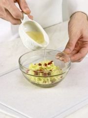 Приготовление блюда по рецепту - Салат из зеленой редьки. Шаг 3
