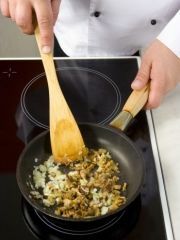 Приготовление блюда по рецепту - Деруны с грибным соусом. Шаг 5