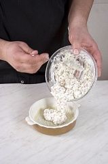 Приготовление блюда по рецепту - Творожная запеканка с соусом морнэ. Шаг 3