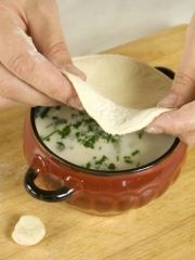 Приготовление блюда по рецепту - Грибной суп под крышкой из слоеного теста. Шаг 3