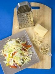Приготовление блюда по рецепту - Зеленый салат с сыром и кедровыми орехами. Шаг 4