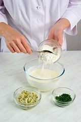 Приготовление блюда по рецепту - Луковый пирог с сыром. Шаг 1
