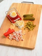 Приготовление блюда по рецепту - Салат с крабовыми палочками. Шаг 2