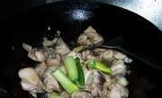 Приготовление блюда по рецепту - тушёная курица с картофелем. Шаг 5