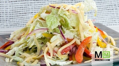 Зеленый салат с сыром и кедровыми орехами
