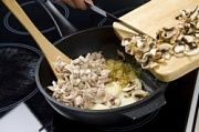 Приготовление блюда по рецепту - Праздничный пирог с курицей и грибами. Шаг 7