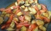 Приготовление блюда по рецепту - жареный баклажан с томатом. Шаг 7