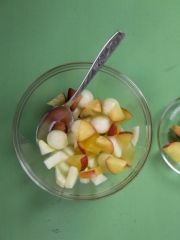 Приготовление блюда по рецепту - Салат из дыни, слив и груш. Шаг 4
