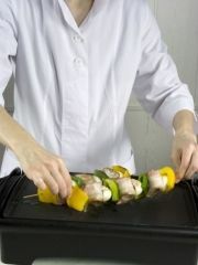 Приготовление блюда по рецепту - Шашлык из рыбы с грибами. Шаг 4