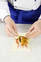 Приготовление блюда по рецепту - Куриное филе с печенкой в слойке. Шаг 5