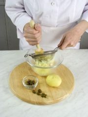 Приготовление блюда по рецепту - Рыбные котлеты с картофелем. Шаг 2