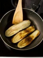 Приготовление блюда по рецепту - Ломтики баклажана с чесноком. Шаг 1